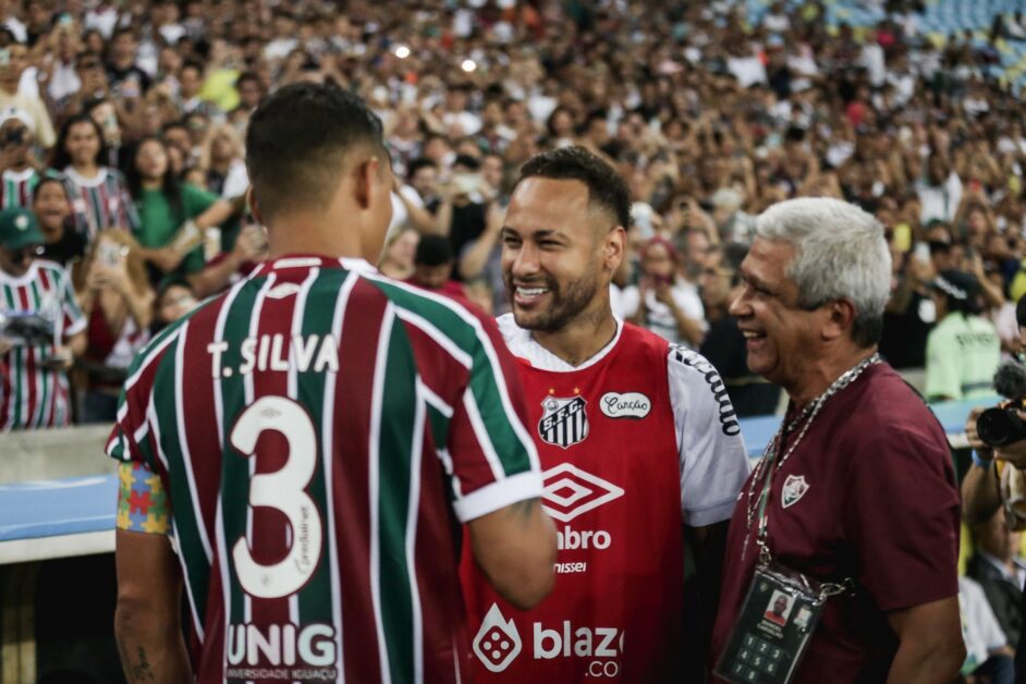 Neymar recebe carinho da torcida do Fluminense no Maracanã; assista