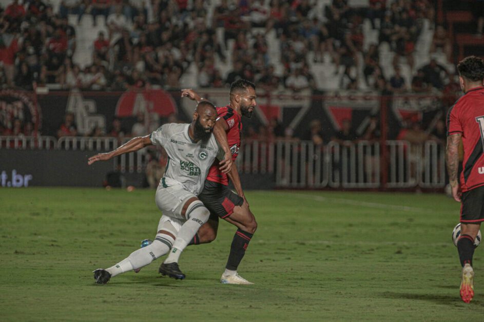 Goiás vira sobre o Atlético e conta com Tadeu inspirado para segurar vitória no clássico goiano