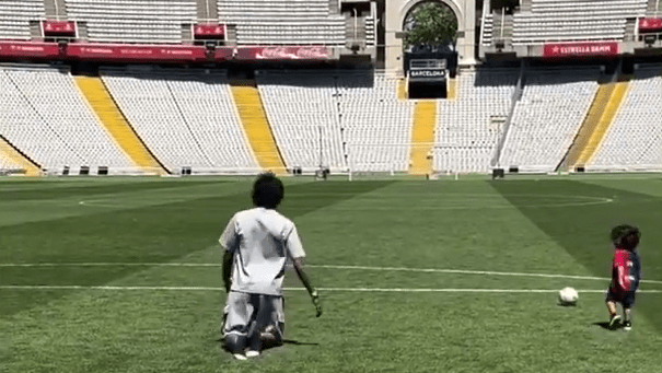 Raphinha atravessa campo de joelhos para agradecer temporada no Barcelona
