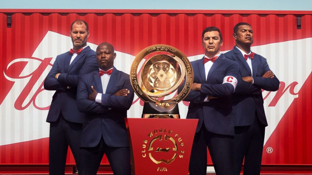 Troféu do Mundial chega ao Brasil com escolta de ex-zagueiros; entenda