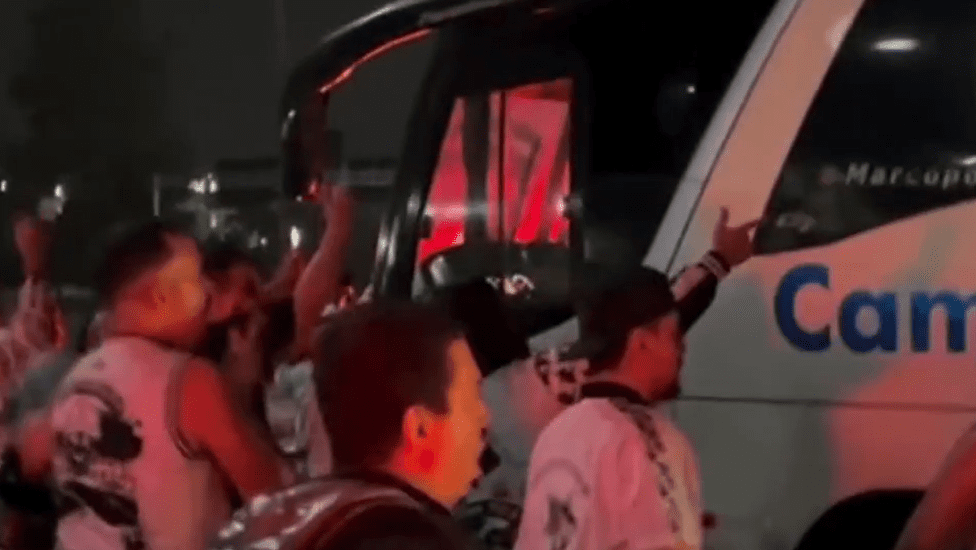 Veja imagens do protesto da torcida do Vasco no desembarque do elenco no RJ