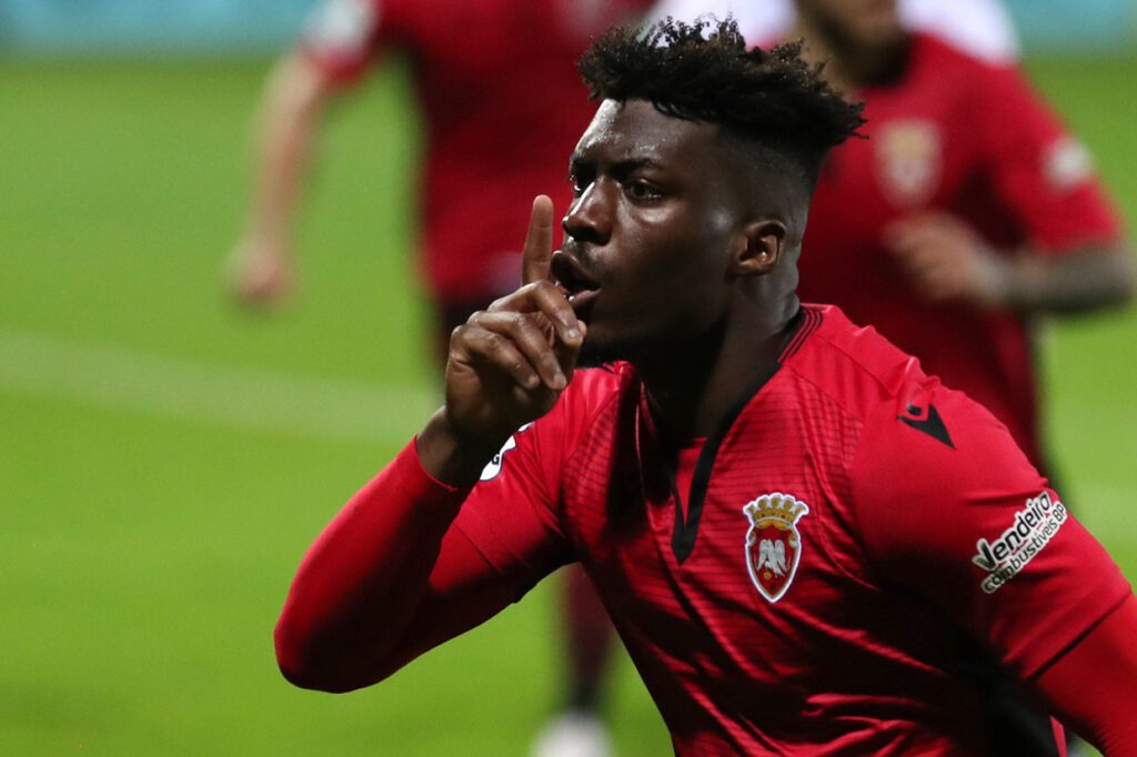 Athletic busca atacante português para a Série B