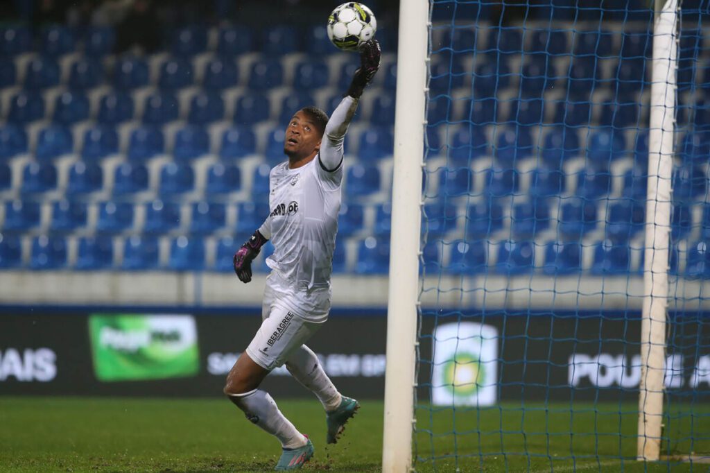 Atlético Goianiense repatria goleiro experiente no futebol saudita