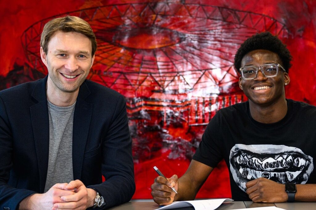 Bayer Leverkusen anuncia francês de 17 anos