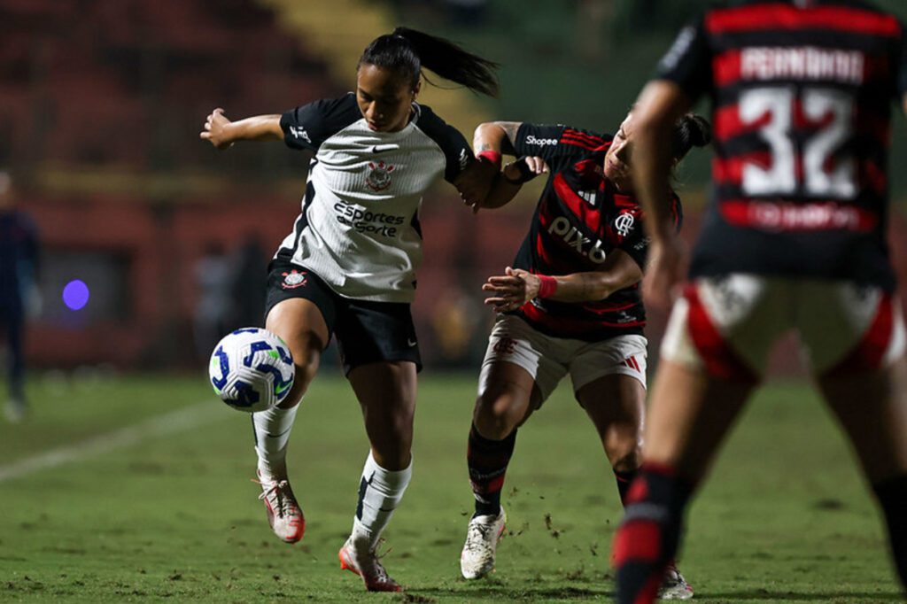 Corinthians bate o Flamengo e segue como vice do Brasileirão Feminino
