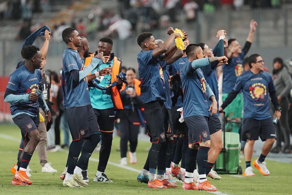 Equador arranca empate com Peru com um a menos e se garante na Copa