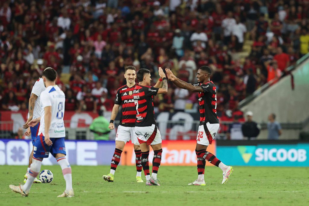 Flamengo atropela o Fortaleza e assume a liderança do Brasileiro
