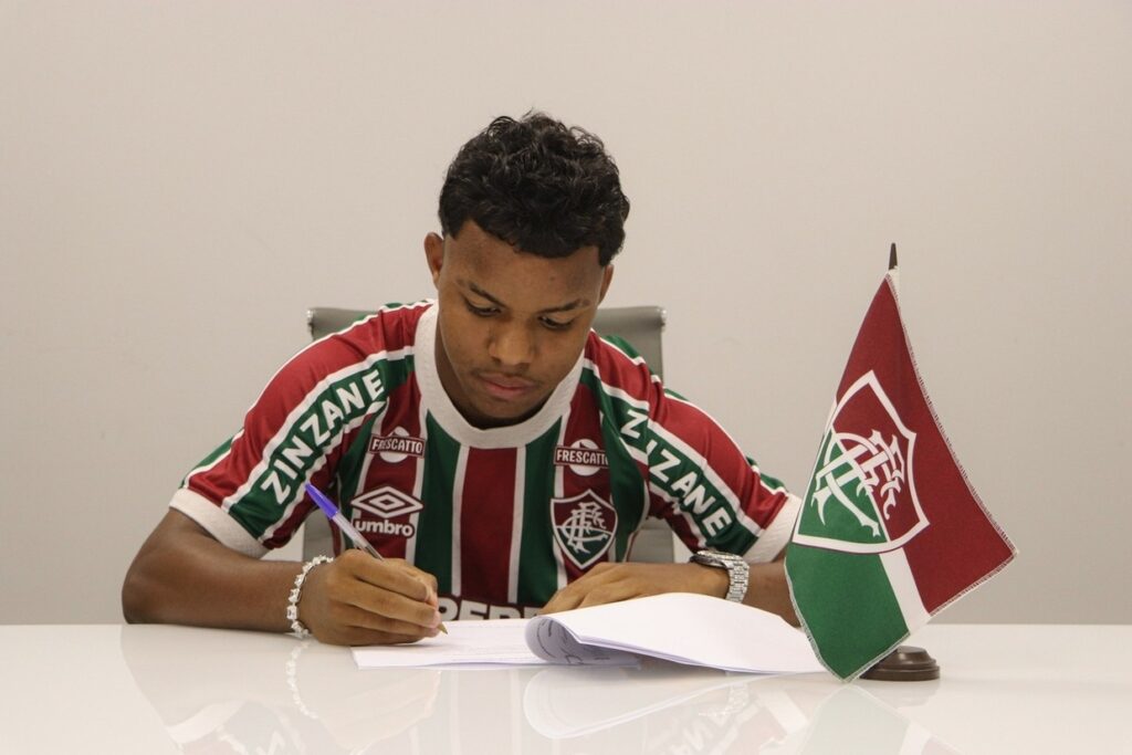 Fluminense renova contrato com Wesley Natã até 2028
