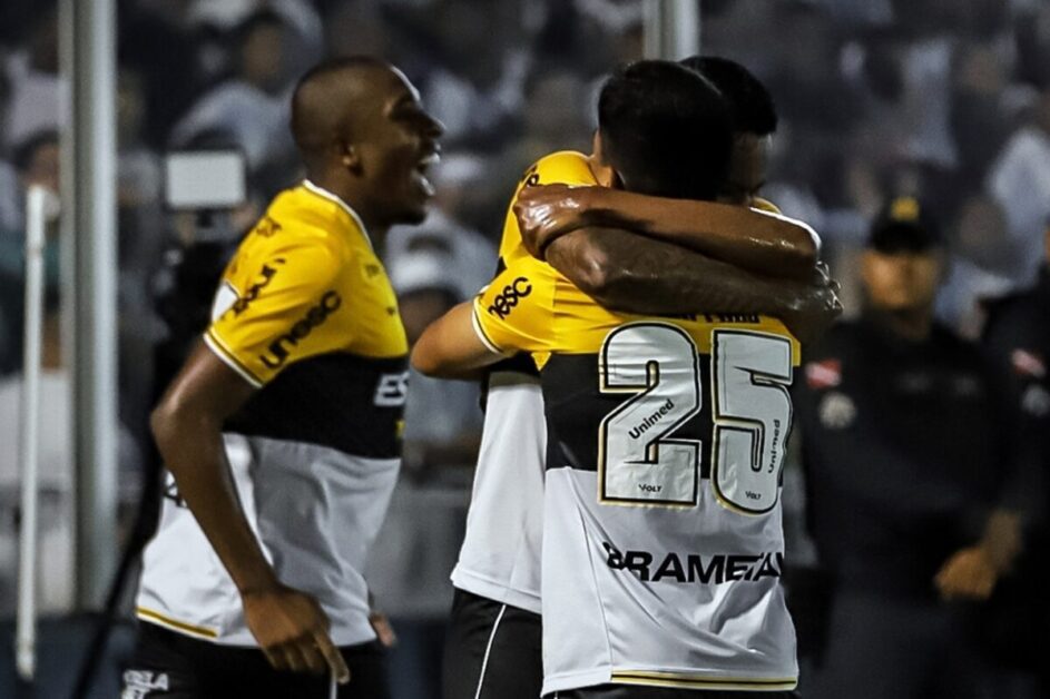 No duelo de desesperados, Criciúma afunda Paysandu e respira na Série B