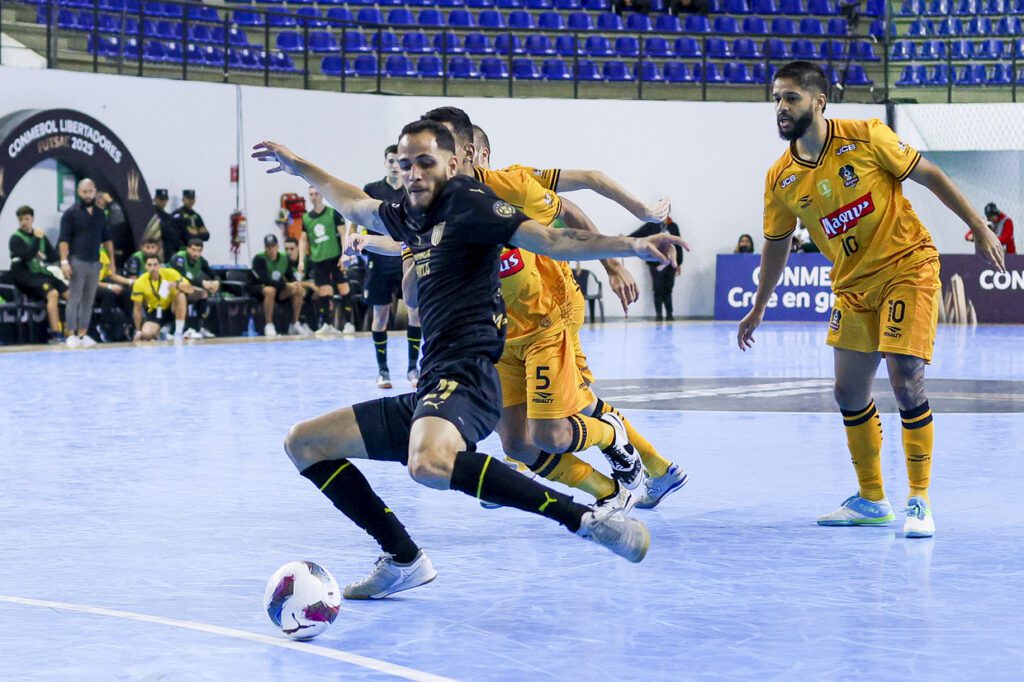 Peñarol interrompe a hegemonia brasileira, vence o Magnus e conquista a Libertadores