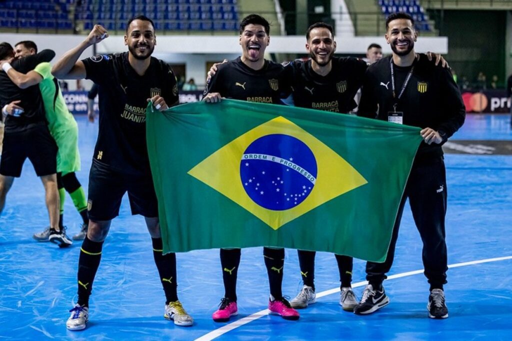 Quarteto brasileiro guia o Peñarol ao título inédito da Libertadores