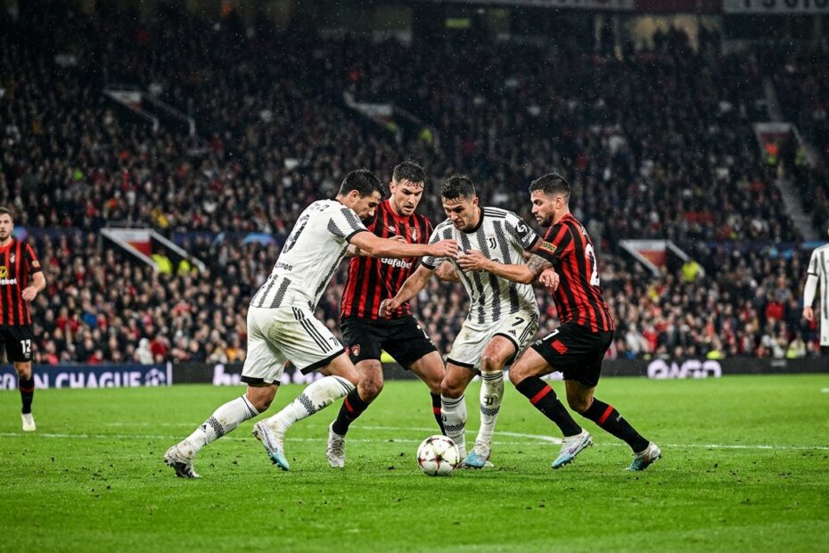 Jogadores disputam a bola no gramado da Neo Química Arena durante partida noturna