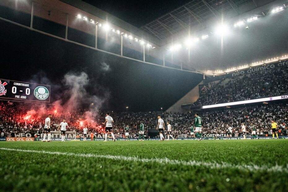 Visão noturna do gramado iluminado da Neo Química Arena em dia de jogo