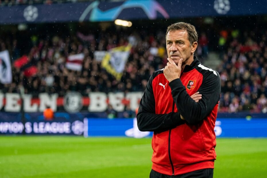 Treinador observa atividade no gramado antes de partida do Campeonato Brasileiro