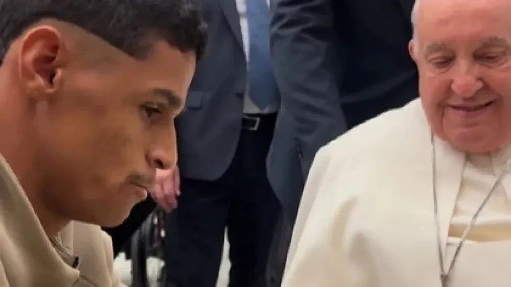 Messi ou Cristiano Ronaldo? Relembre encontro entre Papa e Luva de Pedreiro
