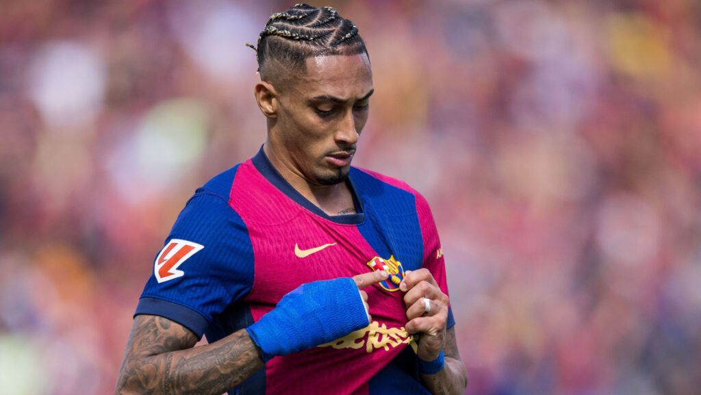 Barcelona atropela Real Madrid com show de Raphinha e fica perto do título