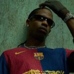 Camisa do Barcelona com Travis Scott esgota em uma hora e chega a R$ 23 mil