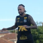 Neymar treina com elenco do Santos e se aproxima de retorno