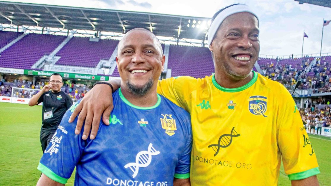 Ronaldinho e Roberto Carlos comandam novo “The Beautiful Game“