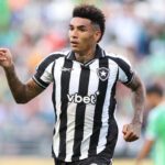 Botafogo resolve pelo alto, segura reação do Seattle e larga com vitória no Super Mundial