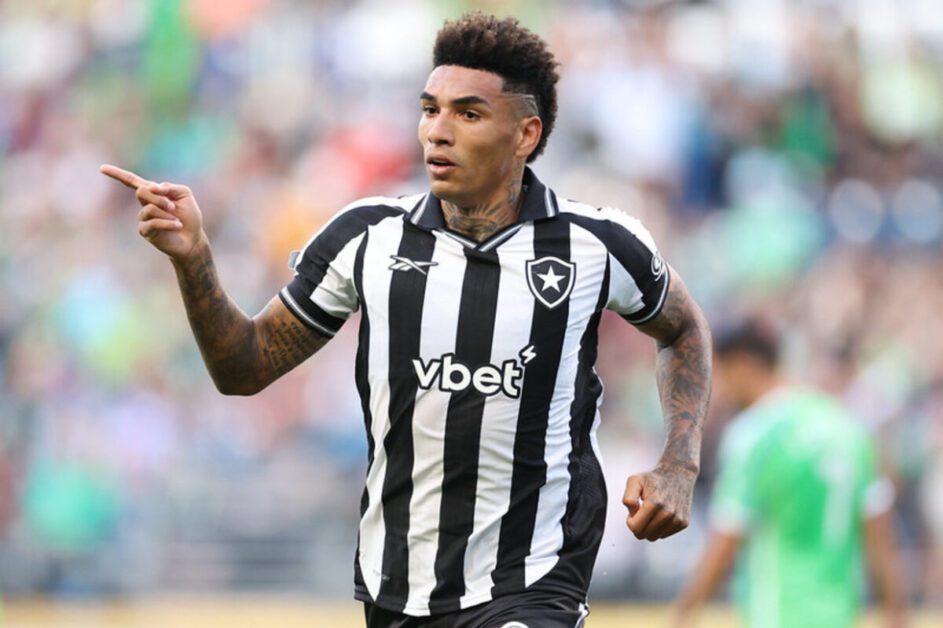 Botafogo resolve pelo alto, segura reação do Seattle e larga com vitória no Super Mundial
