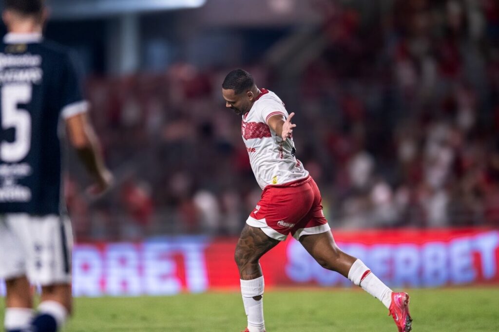 CRB vence o Remo, mantém invencibilidade em casa e encosta no G4 da Série B