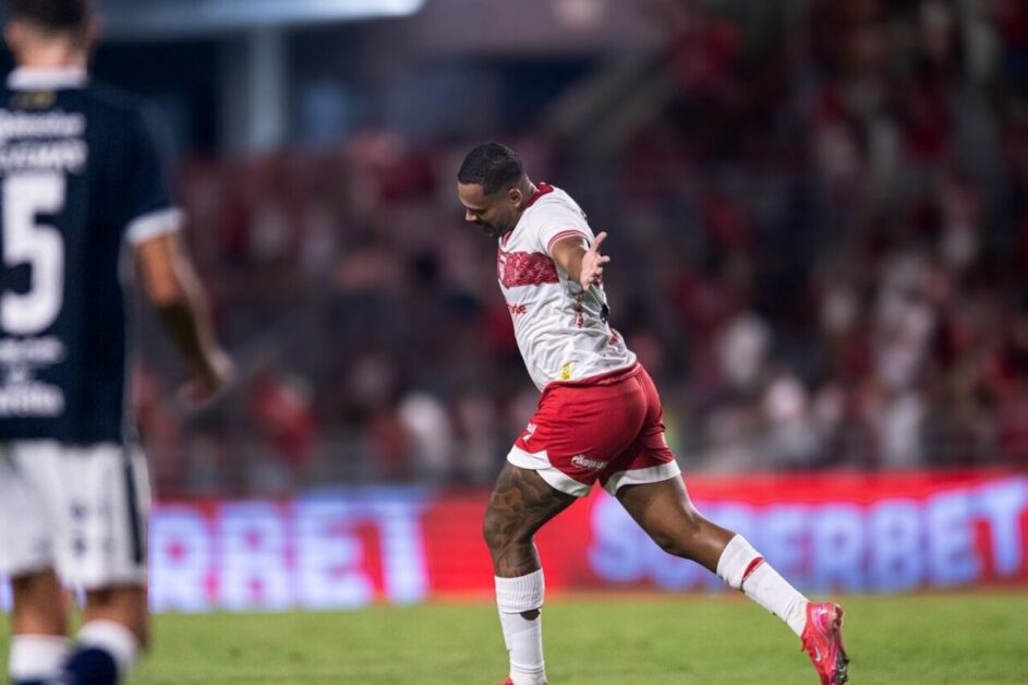 CRB vence o Remo, mantém invencibilidade em casa e encosta no G4 da Série B