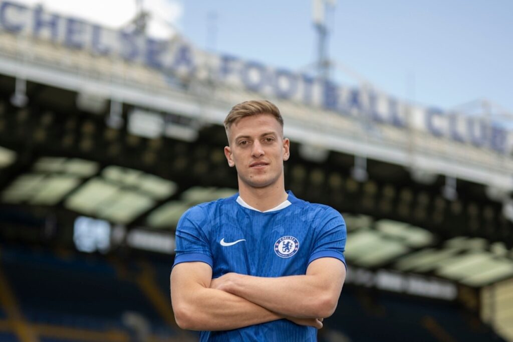 Chelsea confirma Liam Delap como reforço para o ataque