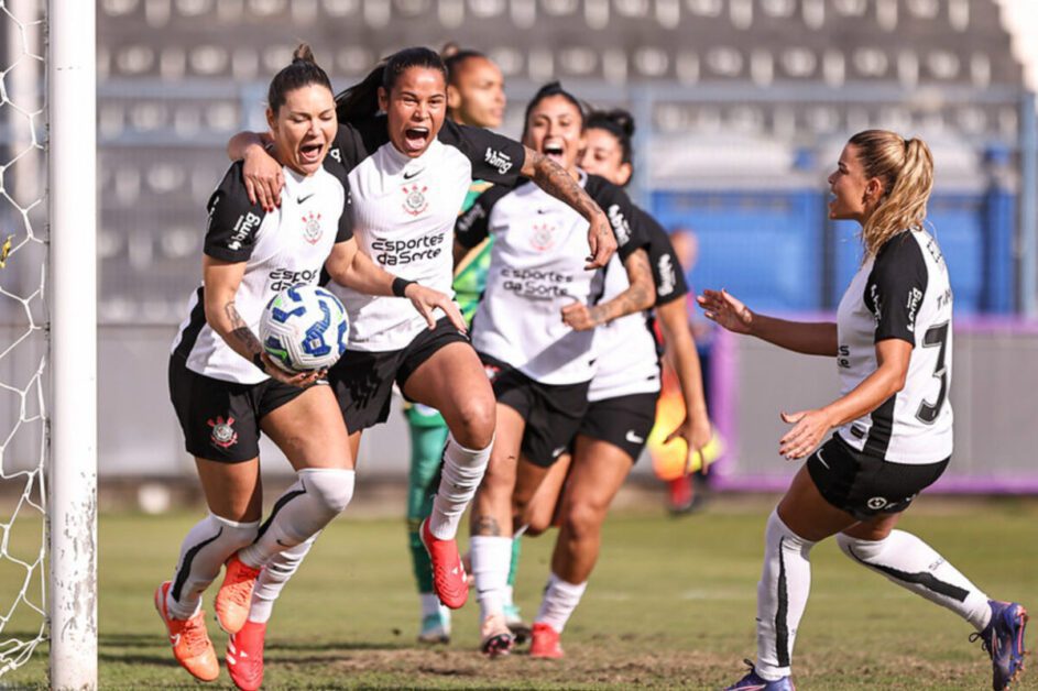 Em jogo de duas viradas, Corinthians bate Cruzeiro e avança na vice-liderança do Brasileiro
