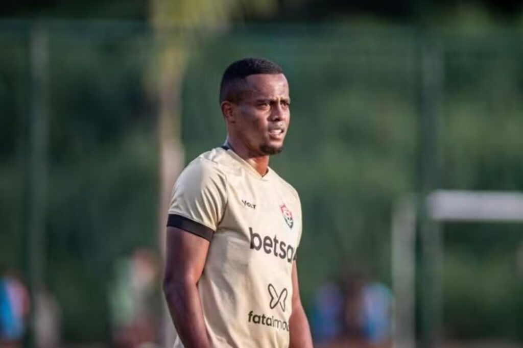 Vitória rescinde com Carlos Eduardo e não deve parar por aí...