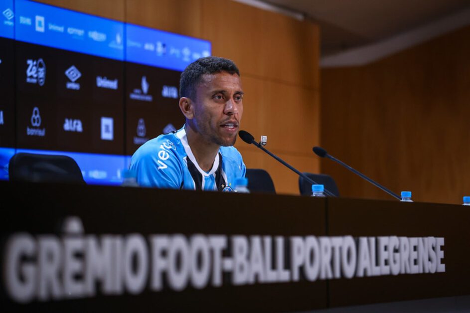 Apresentado, Marcos Rocha quer ajudar o Grêmio com 'experiência e liderança'