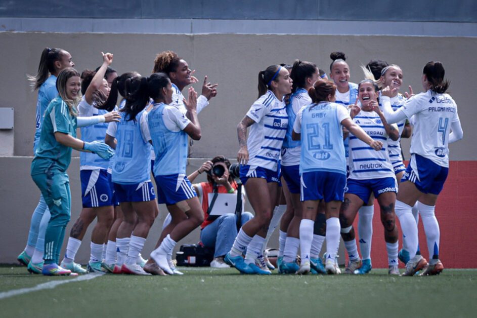 Avassalador no segundo tempo, Cruzeiro vira sobre o Palmeiras e abre vantagem na semifinal