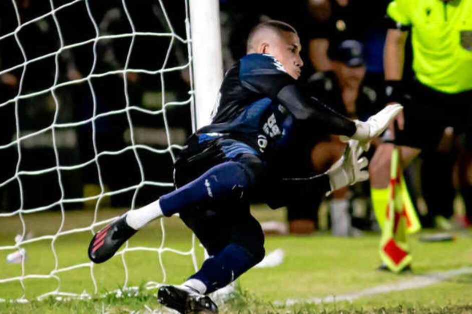 Com goleiro herói, Santa Cruz fica a dois passos da Série C