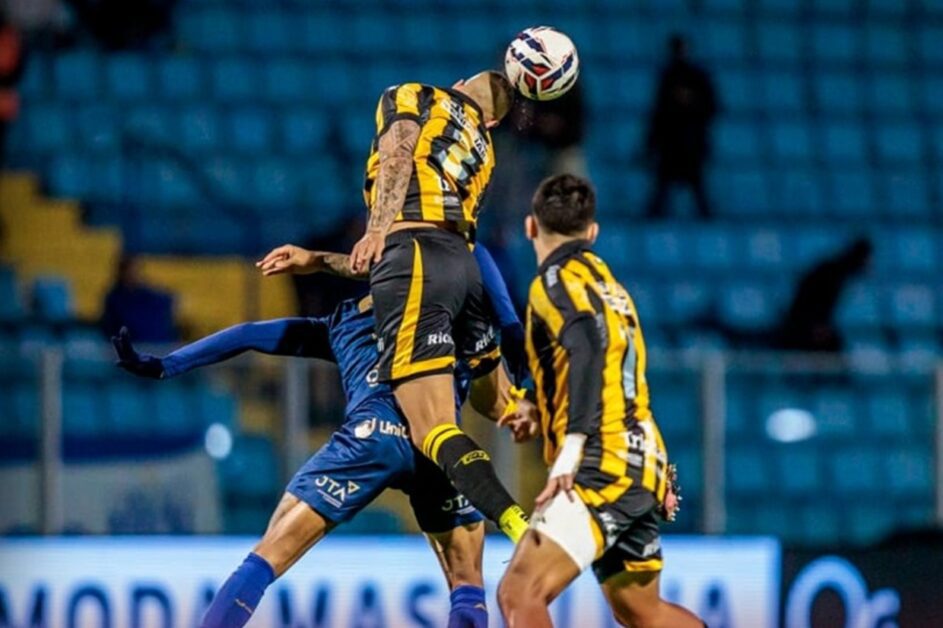 Com gols nos acréscimos, Amazonas supera o Avaí e volta a vencer na Série B