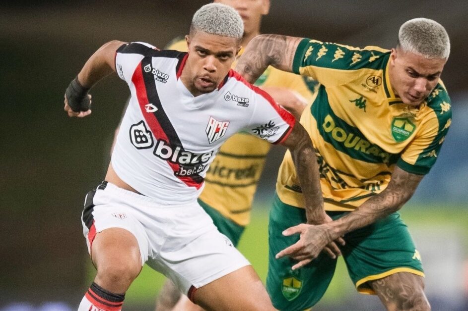 Cuiabá vira contra o Atlético Goianiense, mas cede empate no fim e perde chance de colar no G4