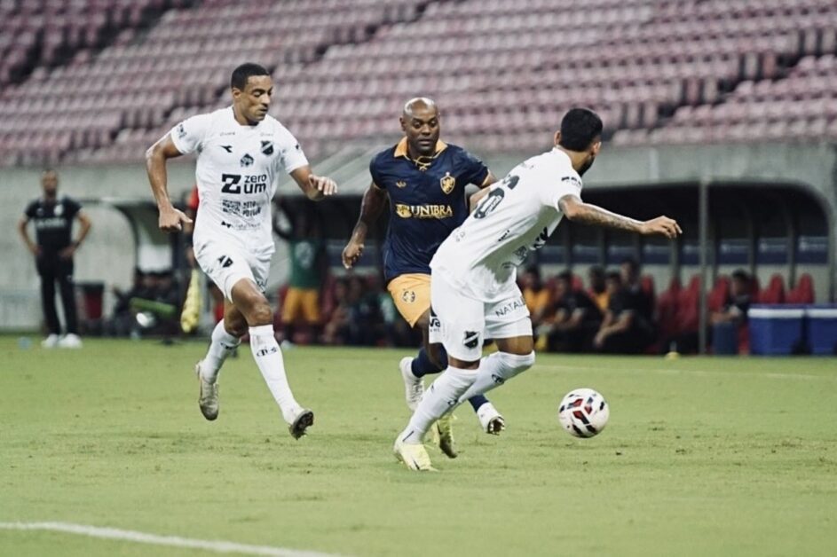 Fernandinho, Vágner Love, Fabinho... Elenco veterano do Retrô naufraga com rebaixamento na Série C