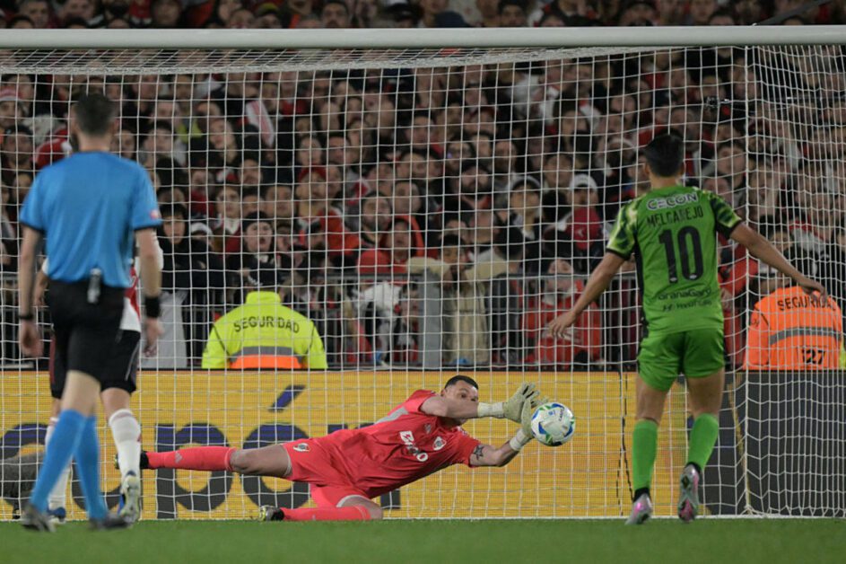 Libertad falha na pontaria e River é o adversário do Palmeiras nas quartas da Libertadores