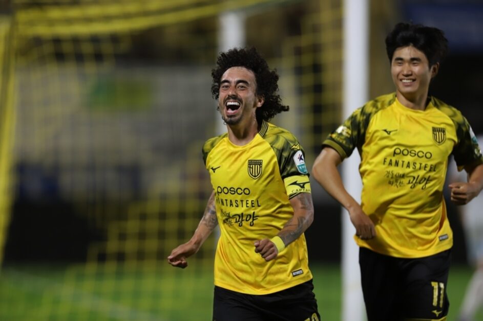 MVP, artilheiro e garçom: Valdívia 'trintou' no auge na Coreia do Sul