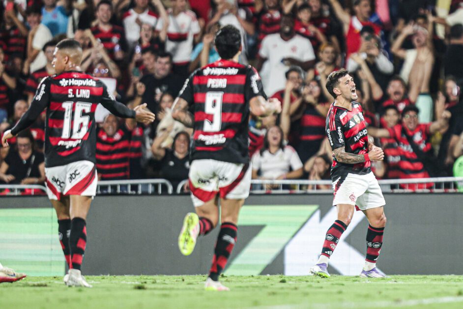 Mais líder do que nunca, Flamengo faz 8 a 0 contra o Vitória no Maracanã