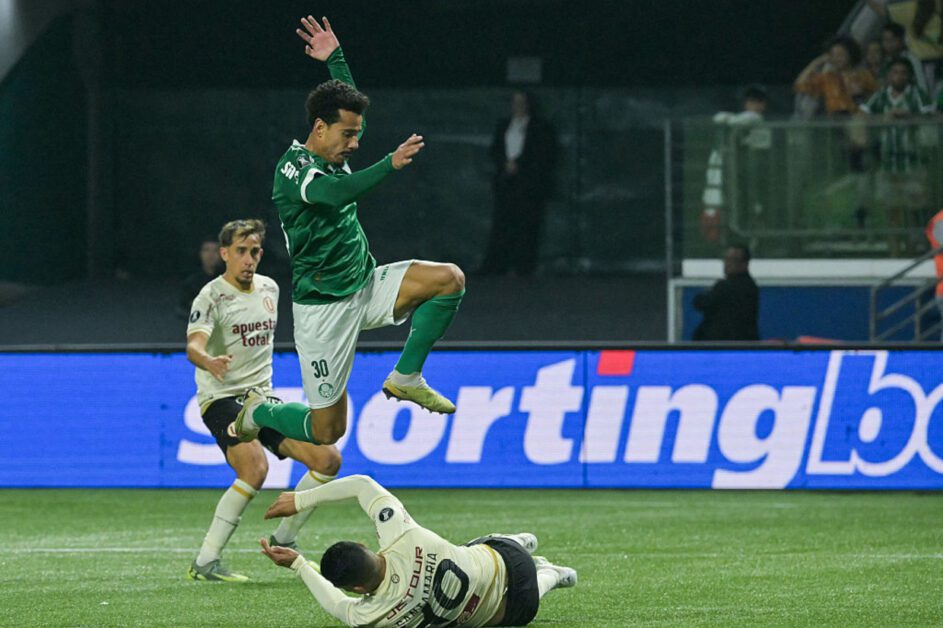 Palmeiras não empolga, mas segura Universitario e confirma vaga nas quartas