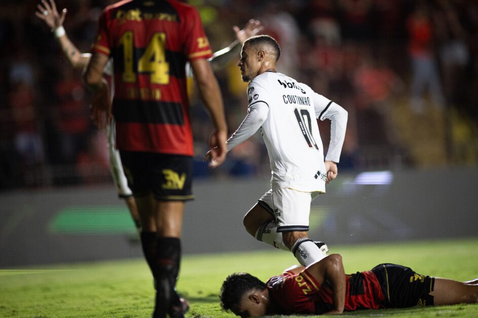Vasco passa aperto no final, mas vence o Sport fora e deixa o Z4