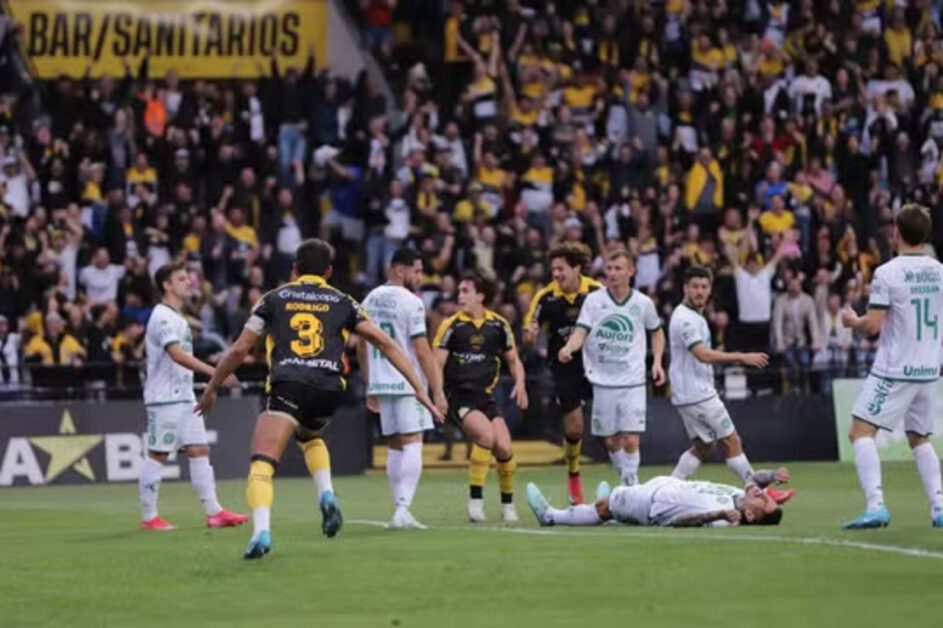 Criciúma supera a Chapecoense no clássico catarinense e clubes trocam de posição no G4