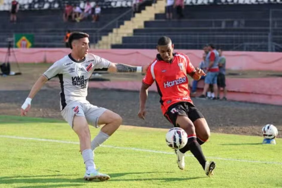 Em fim de jogo maluco, Athletico marca duas vezes, sofre um anulado e bate o Botafogo