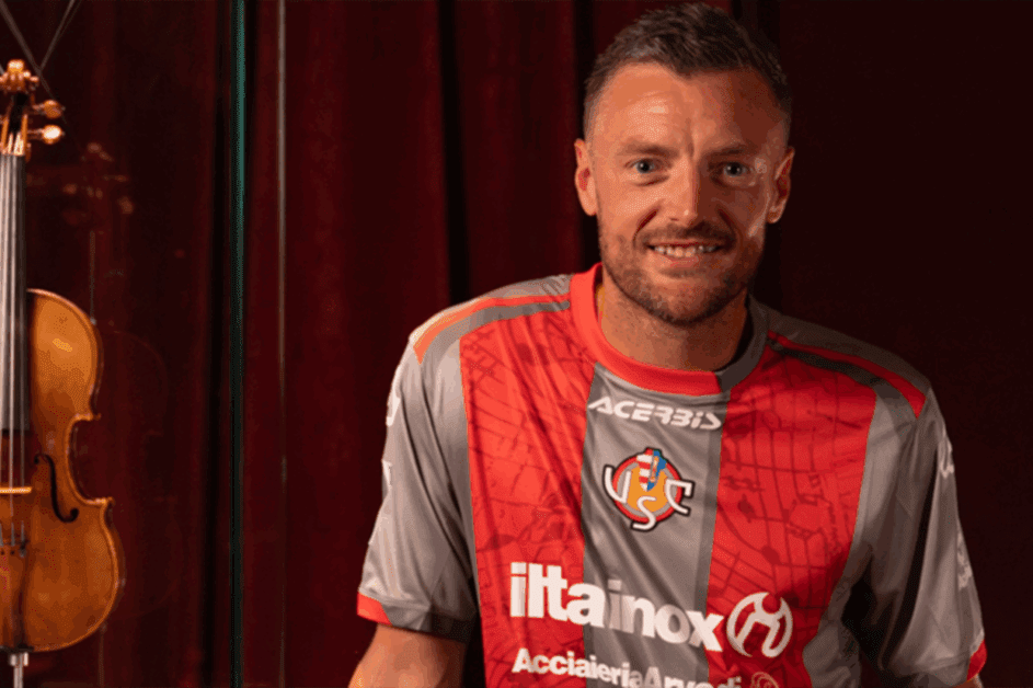 Jamie Vardy assina com a Cremonese