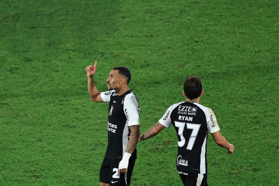 Matheuzinho quebra montonia e Corinthians bate o Fluminense no Rio