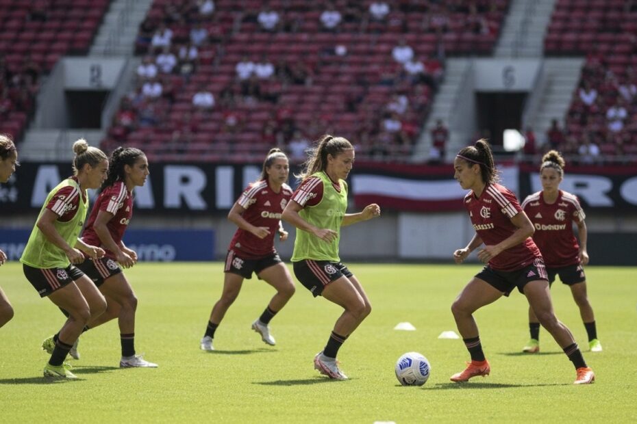 Jogadoras de futebol feminino do Flamengo treinando em campo.