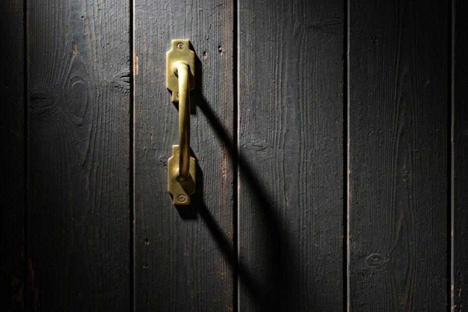 Evolução histórica dos escudos do Flamengo, mostrando diferentes versões ao longo do tempo.