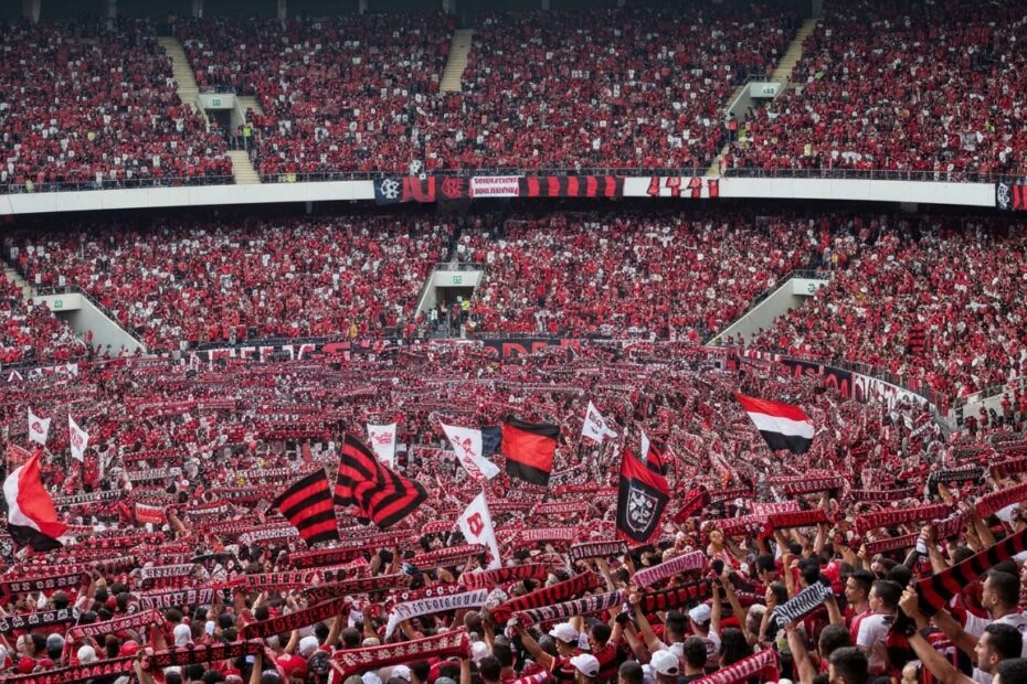 Torcida do Flamengo lotando o Maracanã em um jogo histórico