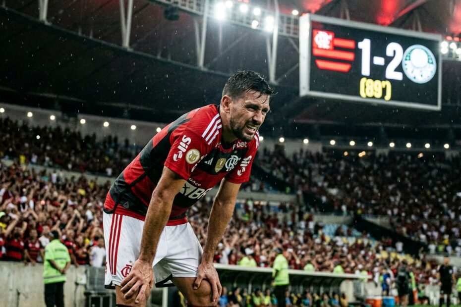 Jogador do Flamengo demonstra cansaço durante partida contra o Internacional no Maracanã
