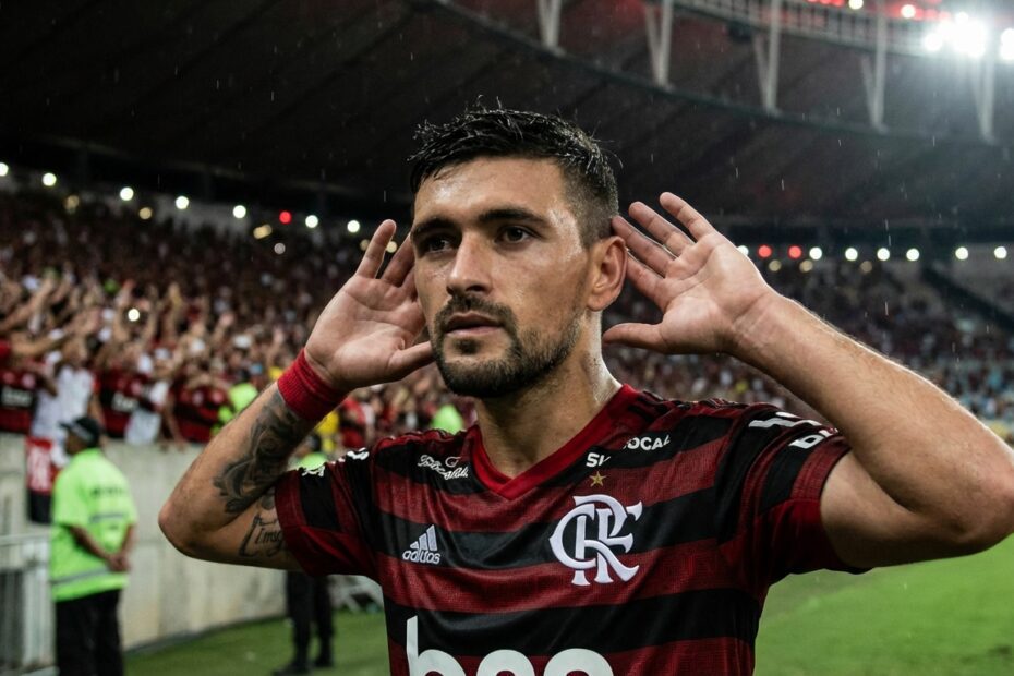 Arrascaeta comemora gol pelo Flamengo com as mãos nas orelhas em gesto de protesto